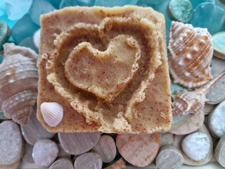 Naturseife "Herz im Sand" mit Jojoba Peeling+Mango-, Shea,- und Kakaobutter - Bild 1 von 1