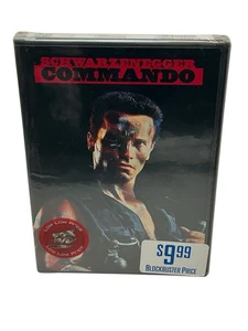 Commando (DVD, 1985) Arnold Schwarzenegger Brand New Sealed Blockbuster Sticker - Foto 1 di 3