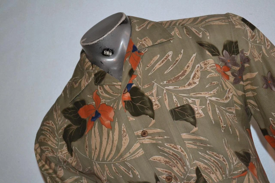 37110 Jos A Bank Hawaiian Shirt Coconut Buttons Green Silk Size Medium Mens - Image 1 of 4