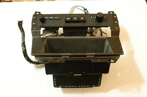 Consola de tablero interior central Volvo 240 NEGRA con amplificador original Volvo - Imagen 1 de 4