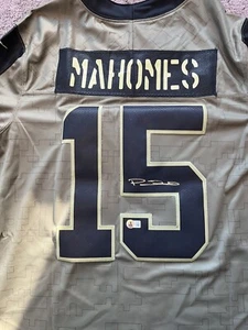 Patrick Mahomes Signed Salute To Service Chiefs Jersey (Beckett) - Picture 1 of 4