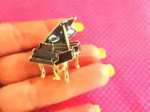 Vintage schwarze Klavier Anstecknadel Brosche - Bild 1 von 2