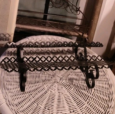 De Colección Retro Alambre Negro Malla Metal Estante MCM Acero Perforado Colgante de Pared Antiguo Foto 1 de 3