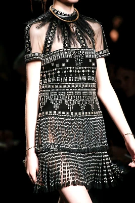 $25,000 Vestido Valentino 2016 Pasarela Negro Gamuza Cuero Tachuelas Flecos EE. UU. 2 4 IT 40 Foto 1 de 4