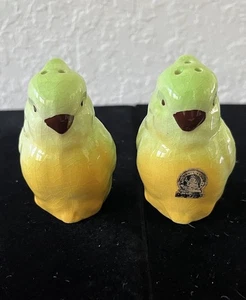 Vtg Green Parrot Parakeet Cockatoo SALT PEPPER Shaker Tropical Bird Figurines - Picture 1 of 10