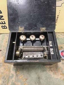 Antigua caja de música antigua vintage suiza cilíndrica 6 canciones funcionando ver fotos y video - Imagen 1 de 9