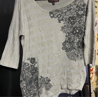 Top gris manga 3/4 con rayas brillantes y diseño floral negro Foto 1 de 4
