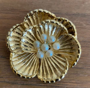 Hübsche Blume mit 7 Kunstperlen, goldfarbene Anstecknadel Brosche strukturierte Blütenblätter, 1 5/8" - Bild 1 von 3