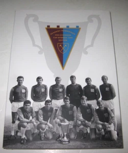 WEST HAM 1965 EUROPAPOKALSIEGERPOKAL DVD FAKSIMILE PROGRAMM & METALLABZEICHEN SEHR GUTER ZUSTAND - Bild 1 von 4