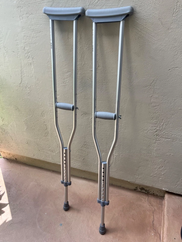 Muletas de aluminio para axilas McKesson para adultos - 5,2 a 5,10 pies Usuario Foto 1 de 1
