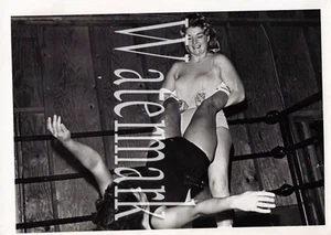 Lucha libre de colección para mujer original Fotos, impresión original en blanco y negro 5" x 7", raro - Imagen 1 de 2