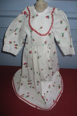 ROBE BLANCHE TISSU BOUTON DE ROSE  POUR POUPEE ANCIENNE - Photo 1/4