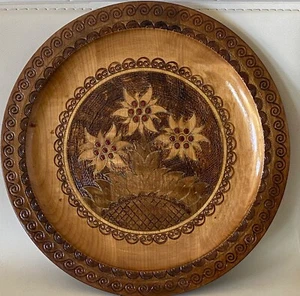 Placa de madera tallada polaca vintage, diseño floral y de pergamino, 11,5" de diámetro - Imagen 1 de 6