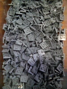Piastra cerniera Lego Bluastro Grigio Chiara 2X2 con Dito Bloccato Sulla Top 50 Pezzi NUOVO - Foto 1 di 1