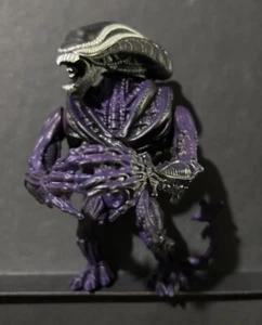 Aliens - Purple Gorrilla Alien - 5” - Hand Grabbing - Kenner - 1992 - Picture 1 of 4