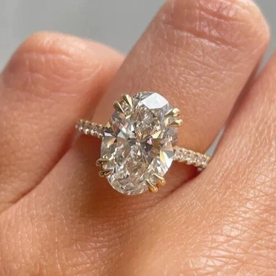 Anillo de compromiso de oro amarillo de 14 k con halo oculto de diamantes CVD cultivados en laboratorio ovalado de 2,20 quilates Foto 1 de 4