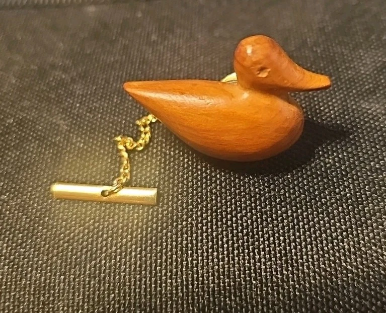 Pin de corbata de pato tallado en madera vintage Foto 1 de 4