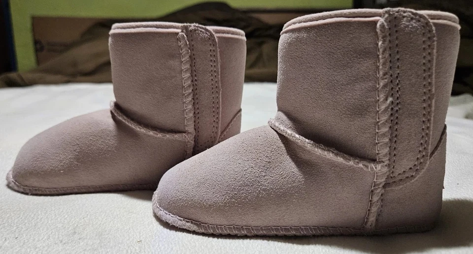 Botas Baby UGG Clásicas Gamuza 4/5 (12-18 meses) Seashell Rosa Limpiador y Estado. Incl Foto 1 de 4