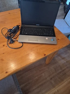Samsung NP305E7A 17 Zoll - AMD A4 - 500GB HDD - Windows 10 Laptop Notebook - Bild 1 von 3