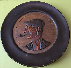 ASSIETTE BASQUE BOIS HOMME AU BERET FUMANT LA PIPE RELIEF SIGNEE MINVIELLE - Picture 1 of 5