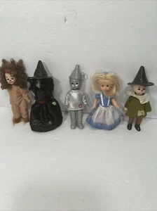 Lot Is (5) 2007 Wizard Of Oz Madame Alexander Dolls 6” Scare Crow, Tin Man. Etc - Bild 1 von 8