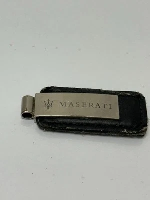 Portachiavi MASERATI placca color argento inciso su pelle - Immagine 1 di 4