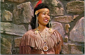 Postal vintage de Carolina del Norte "Toni Feather - Cherokee Indian Girl" fechada 1968 - Imagen 1 de 2