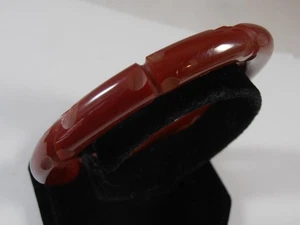 Vintage Chocolate Brown Deeply Carved Bakelite Bangle Bracelet For sale - Bild 1 von 6
