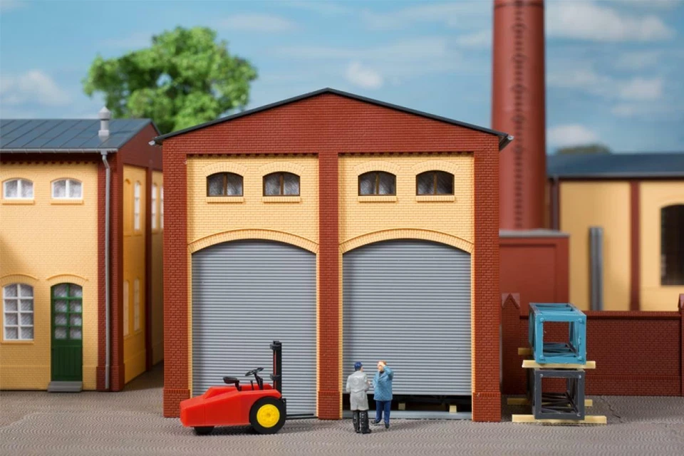 2 Yellow brick walls, 2 Roller Doors And 2 Gates HO/OO Gauge Auhagen 80629 - Image 1 of 2