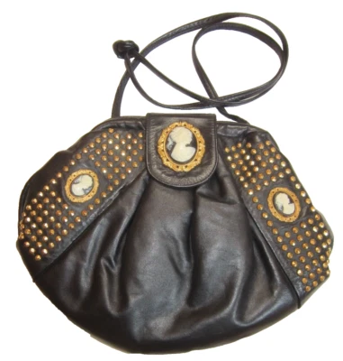 BOLSO NEGRO IMITACIÓN CUERO VINTAGE CON CAMAFEOS Y TACHUELAS DORADAS Foto 1 de 4