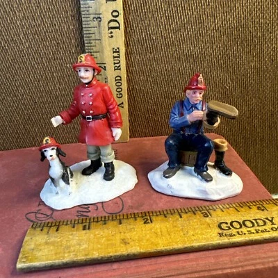 Figuras de pueblo de Navidad Lemax - bombero con dálmata y ponerse botas Foto 1 de 4
