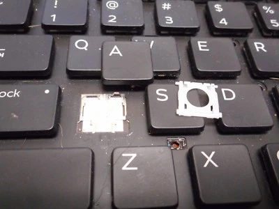 SINGLE KEY CAP+CLIP FOR DELL PRECISION 7710 P/N: 383D7 MODEL: V147025BS, HIAA 10 - Image 1 of 4