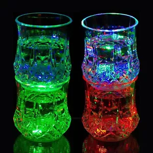 2 Stck. Flash Light Up Cup Automatische Wasseraktivierte Mehrfarbige LED Cups Light Up - Bild 1 von 9