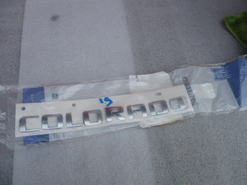 Chevrolet Colorado 2019 placa de identificación emblema puerta trasera 2015 2016 2017 2018 2020 Foto 1 de 4