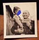 alte Frau - lautes Kind auf Arm - Schild Stille Gott - ca. 1960er Jahre / Foto