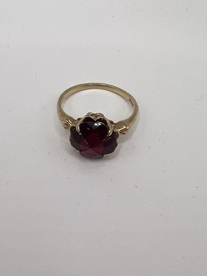 10k Gold 7.5 Carat Lab Created Ruby Clover Shaped Ring. Size 8 - Image 1 of 4