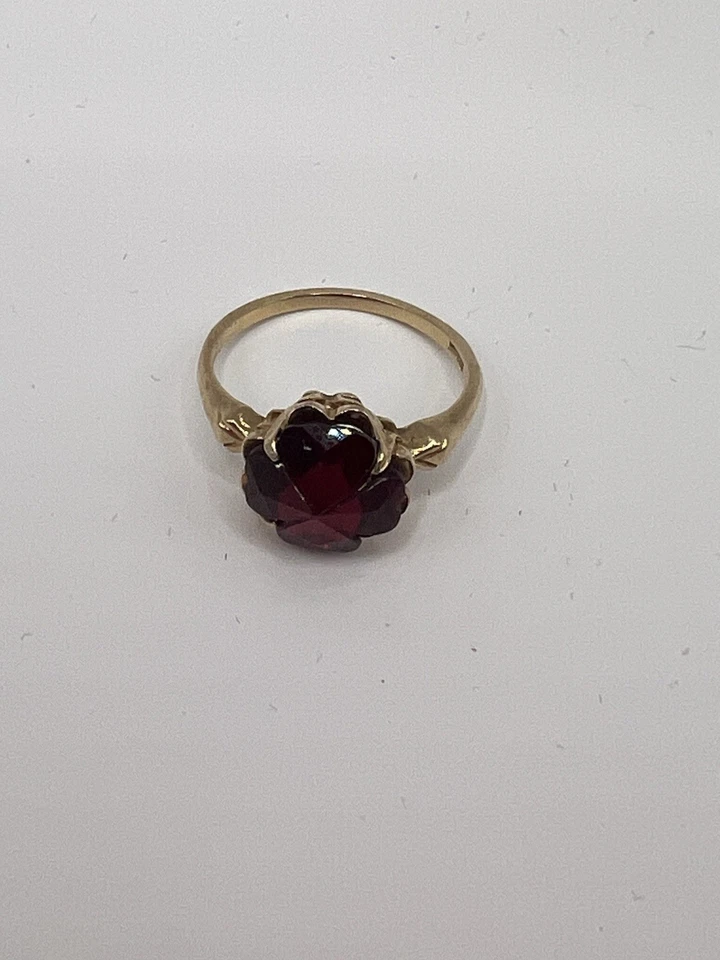 10k Gold 7.5 Carat Lab Created Ruby Clover Shaped Ring. Size 8 - Image 1 of 4