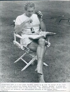 1968 Pressefoto Schauspieler wird Regisseur Paul Newman liest Drehbuch Rachel Rachel - Bild 1 von 2
