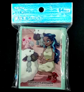 Pokemon Allenatori Centrali OFF SHOT!  NESSA Card Sleeves 64 Ct Giappone Sigillato - Foto 1 di 2