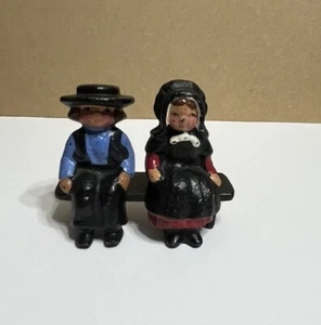 Coppia Amish uomo e donna miniatura ghisa vintage seduta su panchina - Foto 1 di 5