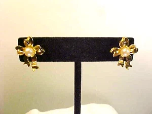 Aretes de perlas sintéticas con pajarita dorada Avon - Imagen 1 de 5