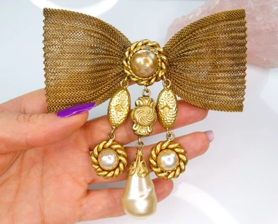 AS IS BUTLER & WILSON VTG DECO HUGE GOLD MESH BOW BAROQUE PEAR DROP 4" BROOCH XL - Image 1 of 4