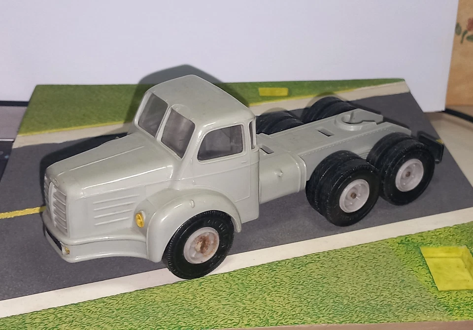 BERLIET TBO 15 TRACTEUR NOREV PLASTIQUE un axe de roue à réparer si non SUPERBE - Photo 1/4