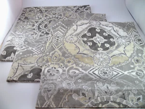 SET 3 CUSCINI FIENILE CERAMICA FINTA JACQUELYN EURO 26" MEDAGLIONE FLOREALE GRIGIO - Foto 1 di 8