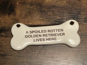 SMOKY MOUNTAIN POTTERY A SPOILED ROTTEN GOLDEN RETRIEVER LIVES HERE BONE SIGN - Picture 1 of 2