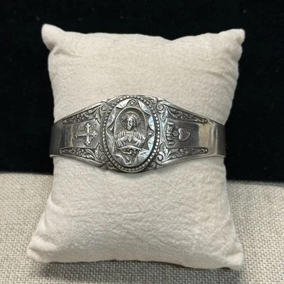 Pulsera religiosa ornamentada de plata de ley Creed  Foto 1 de 4