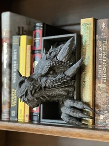 Großer Dragon Emerging Smaug Book Nook Figur 3D gedruckt Sammlerstück - Bild 1 von 6