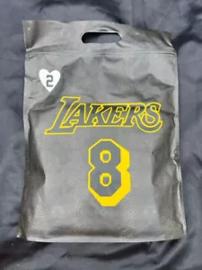 VERSIEGELT* SGA 2/8/24 LOS ANGELES LAKERS KOBE BRYANT STATUE ENTHÜLLUNG TRIKOT MIT BILDERN - Bild 1 von 4