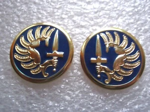 2 INSIGNES DE COL ARMEE FRANCAISE TAP LES PARACHUTISTES METRO FAB. CHOLET - Picture 1 of 2