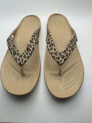 Sandalias Crocs para mujer 10 Kadee beige tanga chanclas sin cordones informales cómodas Foto 1 de 4